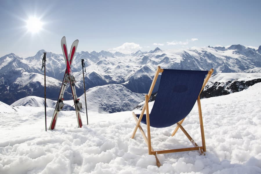 Ein Liegestuhl auf der Skipiste steht für Hotels für Winterurlaub im Skigebiet